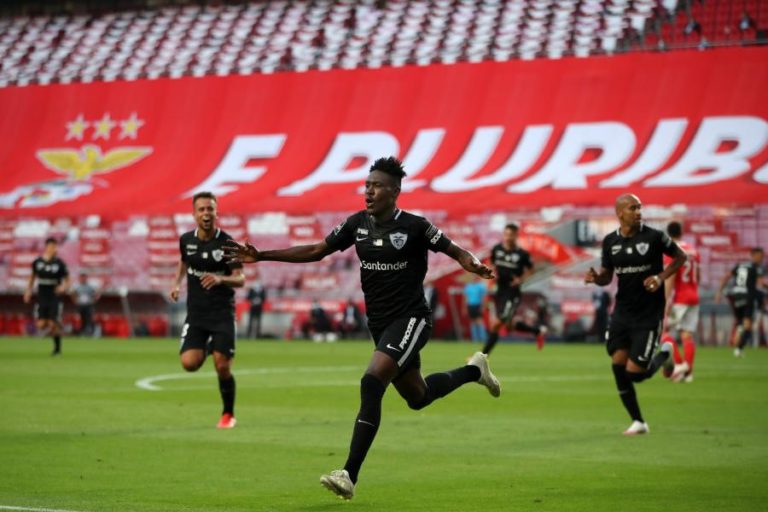 BENFICA PERDE EM CASA COM SANTA CLARA E PODE VER FC PORTO FUGIR NA LIDERANÇA