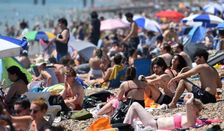 COVID-19: DECLARADA EMERGÊNCIA DEVIDO A MULTIDÕES NAS PRAIAS DO SUL DE INGLATERRA