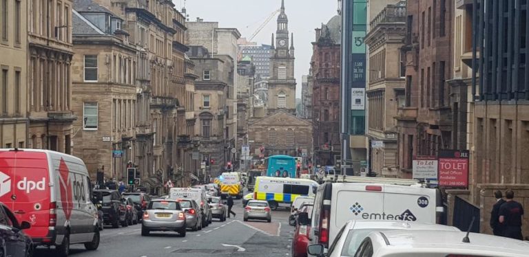 HOMEM ABATIDO PELA POLÍCIA APÓS ESFAQUEAR SEIS PESSOAS NO CENTRO DE GLASGOW
