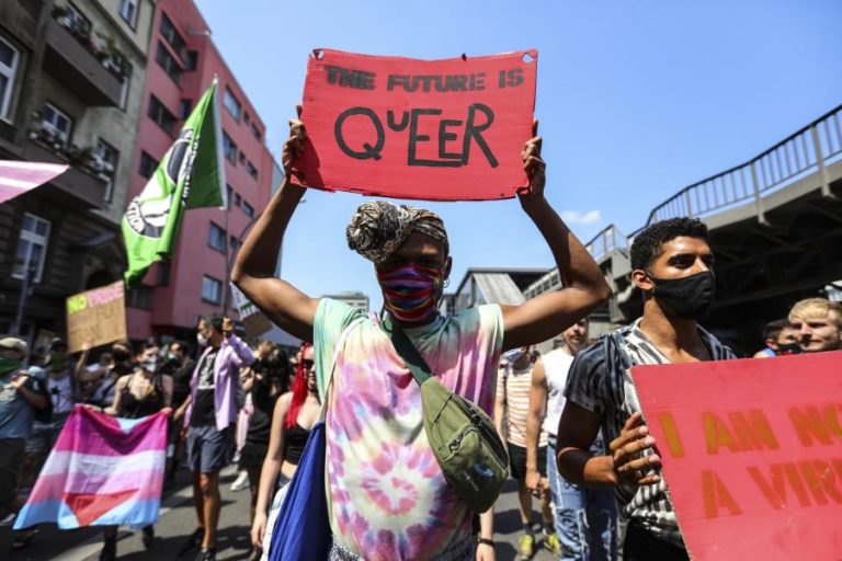 MARCHA EM BERLIM SUBSTITUI GRANDE DESFILE DE ORGULHO GAY CANCELADO