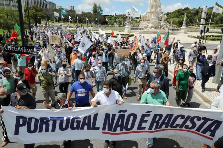 SOS RACISMO ACUSA CHEGA DE PROMOVER O CONTRÁRIO DO DESFILE PARA NEGAR O RACISMO