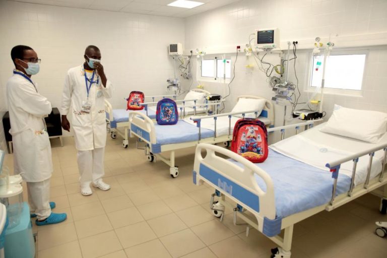 PRESIDENTE ANGOLANO INAUGURA MAIOR UNIDADE DE CUIDADOS PEDIÁTRICOS PREOCUPADO COM SOBRELOTAÇÃO