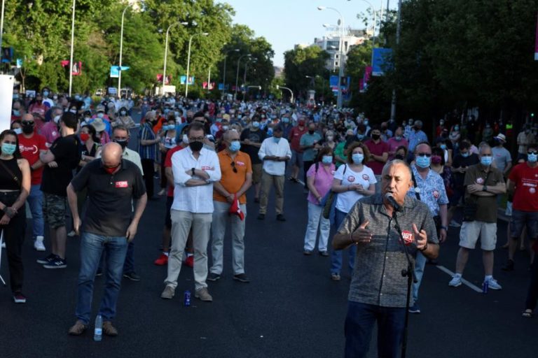 MILHARES DE PESSOAS MANIFESTAM-SE EM ESPANHA POR UM PACTO DE RECONSTRUÇÃO SOCIAL