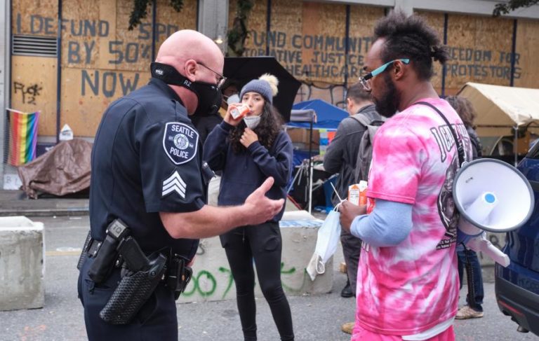 EUA/FLOYD: UM HOMEM FOI MORTO E UM ADOLESCENTE FERIDO A TIRO EM SEATTLE