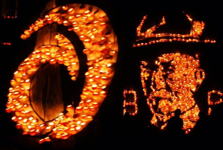 HABITANTES RESISTEM À REMOÇÃO DE ESTÁTUA DO FUNDADOR DO ESCUTISMO EM INGLATERRA