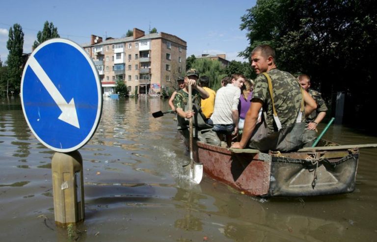 TRÊS PESSOAS MORRERAM E 800 FICARAM DESALOJADAS APÓS INUNDAÇÕES NA UCRÂNIA