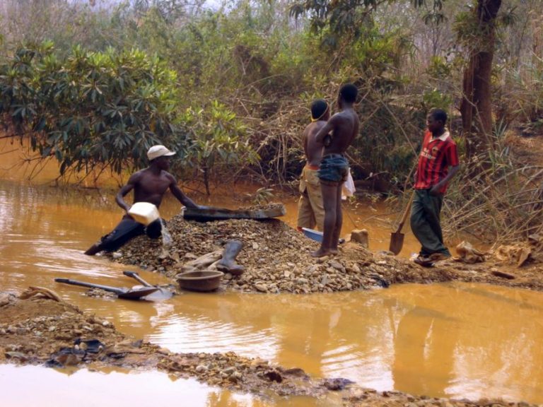 MOÇAMBIQUE VAI RECOMPENSAR DENUNCIANTES DE CONTRABANDO DE RECURSOS MINERAIS E COMBUSTÍVEIS