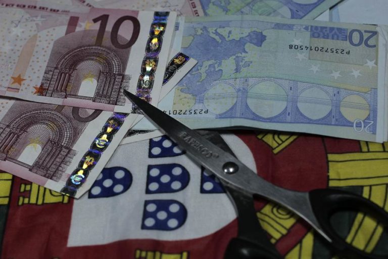 UE/PREVISÕES: BRUXELAS AGRAVA PROJEÇÃO DE CONTRAÇÃO EM PORTUGAL PARA 9,8%