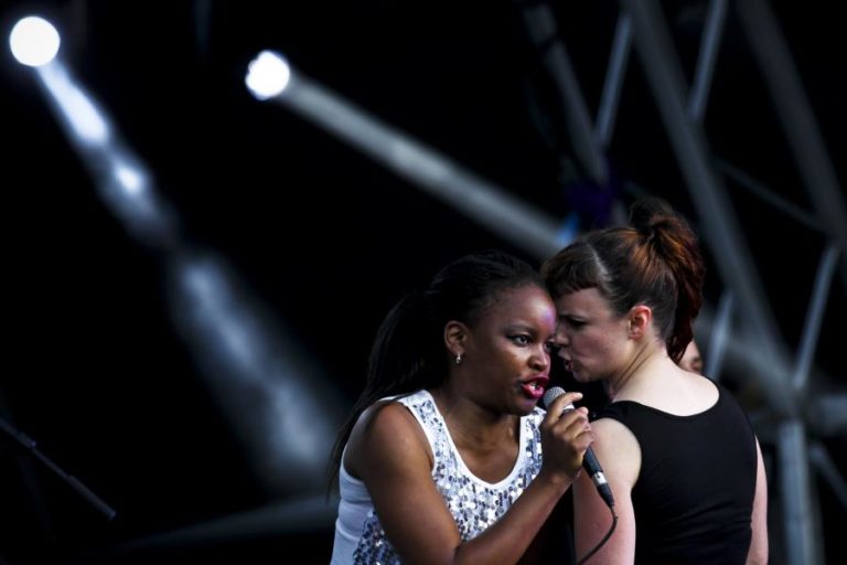 CANTORA SELMA UAMUSSE TRAZ MENSAGEM DE LUZ AO MUNDO COM NOVO ÁLBUM EDITADO HOJE