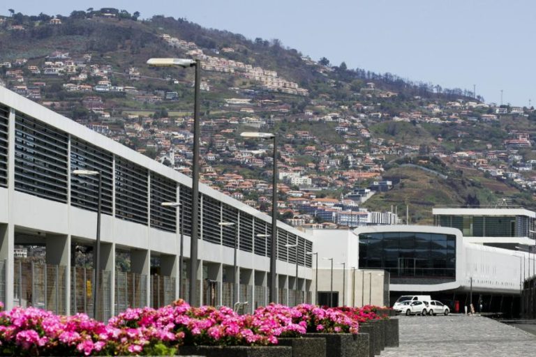 COVID-19: MNE BRITÂNICO DÁ LUZ VERDE PARA VIAGENS À MADEIRA E AÇORES, MAS MANTÉM QUARENTENA NO REGRESSO