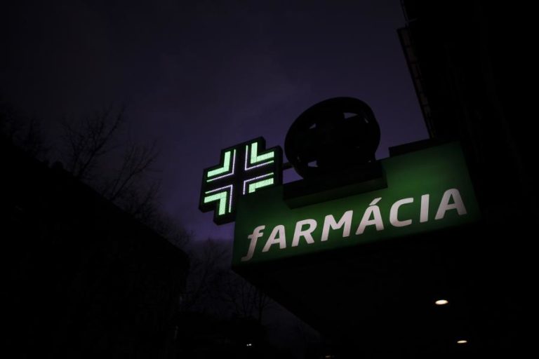 COVID-19 MINISTÉRIO DA SAÚDE GARANTE QUE NÃO HÁ FALTA DE MEDICAMENTOS NAS FARMÁCIAS