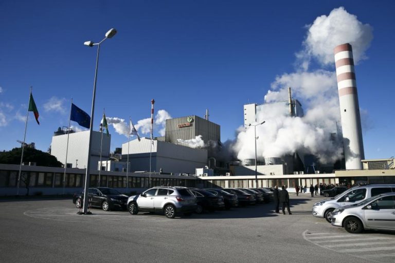 BOMBEIROS COMBATEM INCÊNDIO EM PILHAS DE BIOMASSA EM CELULOSE NA FIGUEIRA DA FOZ