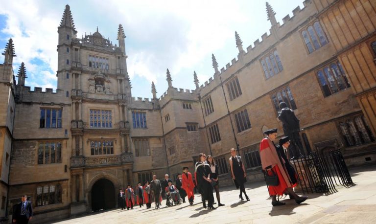 COVID-19: UNIVERSIDADE DE OXFORD CONFIRMA QUE TESTES DE VACINA MOSTRARAM RESPOSTA IMUNITÁRIA