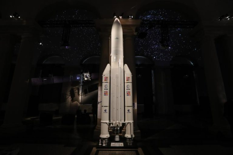 LANÇAMENTO DO FOGUETÃO ARIANE 5 ADIADO POR “INSPEÇÕES ADICIONAIS”