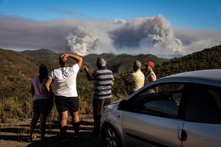 INCÊNDIOS COM TRÊS FRENTES ATIVAS NO ALGARVE COMBATIDO POR 200 OPERACIONAIS E 11 MEIOS AÉREOS
