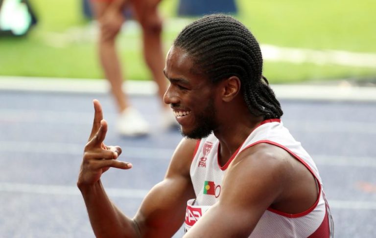 ATLETA RICARDO DOS SANTOS DIZ QUE NÃO DEMOROU MAIS DE 20 SEGUNDOS A CUMPRIR ORDEM DA POLÍCIA