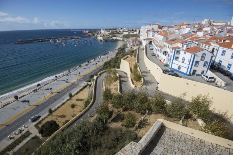 COVID-19: GNR DETÉM UMA PESSOA E DISPARA PARA O AR EM AÇÃO PARA DISPERSAR GRUPO EM SINES