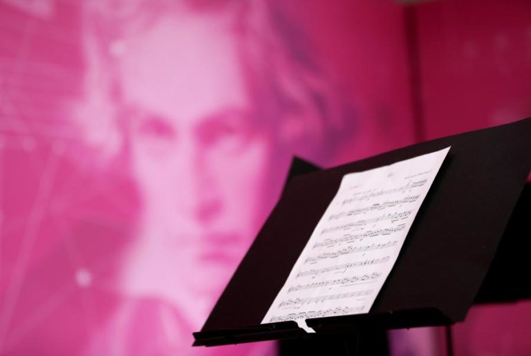 GRAVADORA DEUTSCHE GRAMMOPHON VAI CELEBRAR 250.º ANIVERSÁRIO DE BEETHOVEN COM ROMANCE GRÁFICO