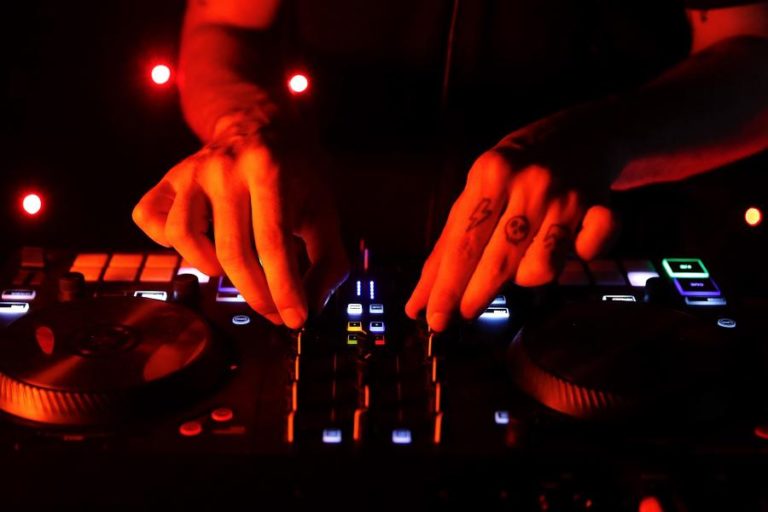 DISCOTECA GALEGA RECEBE DJ PORTUGUESES PARA CELEBRAR REABERTURA DE FRONTEIRAS
