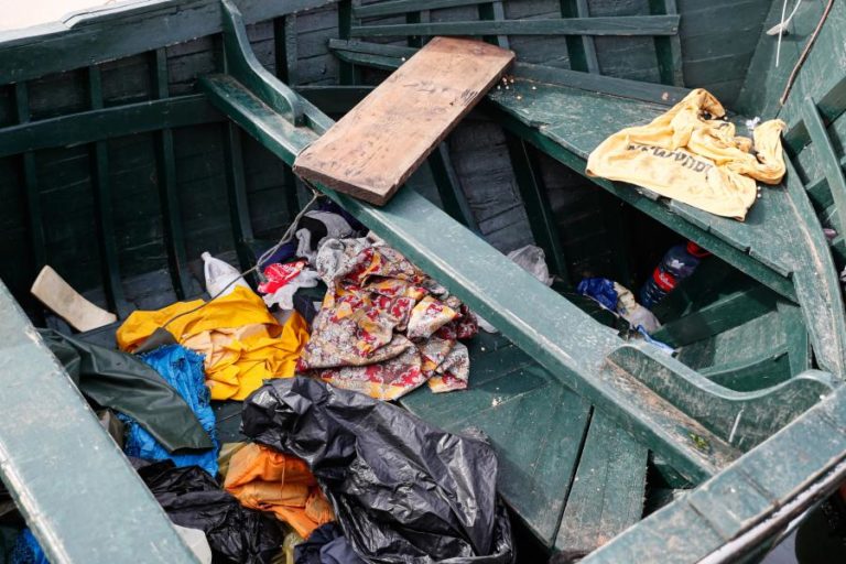 GRUPO DE 21 MIGRANTES INTERCETADO NA PRAIA DA ILHA DO FAROL EM FARO