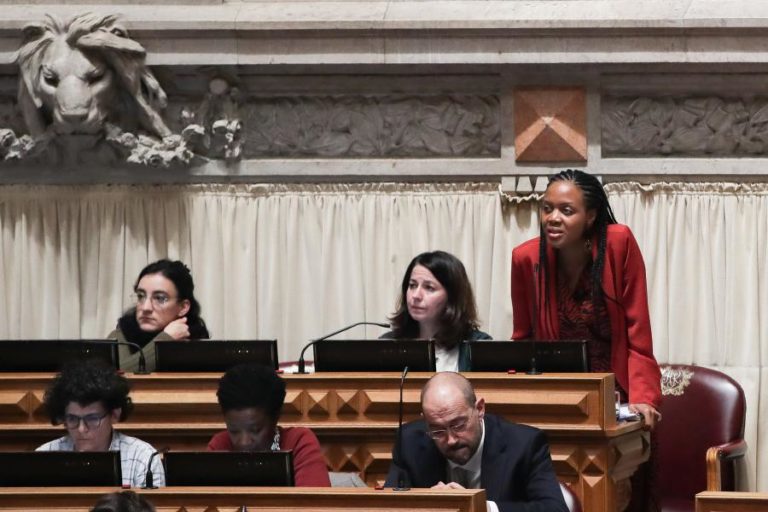 COVID-19: JOACINE ENTRA EM QUARENTENA VOLUNTÁRIA E CRITICA AR POR IMPOSSIBILITAR PARTICIPAÇÃO ‘ONLINE’