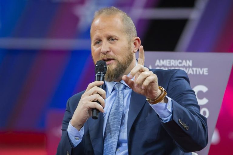 TRUMP SUBSTITUI DIRETOR DA CAMPANHA A MENOS DE QUATRO MESES DAS ELEIÇÕES