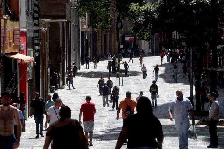 COVID-19: CIDADE BRASILEIRA DE SÃO PAULO REABRE BARES E RESTAURANTES DURANTE A PANDEMIA