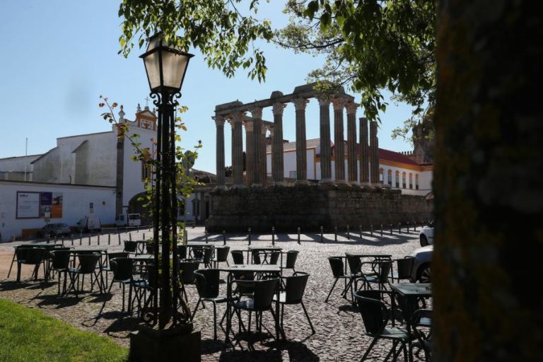 COVID-19: TURISMO AUMENTA DE “FORMA LENTA” EM ÉVORA MAS LONGE DOS NÚMEROS ANTES DA PANDEMIA