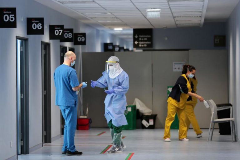 COVID-19: OITO EM CADA DEZ PROFISSIONAIS DE SAÚDE INFECTADOS RECUPERARAM