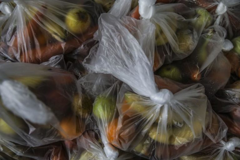 COVID-19: PEDIDOS DE AJUDA ALIMENTAR SOBEM E MOSTRAM “NECESSIDADES ENVERGONHADAS”