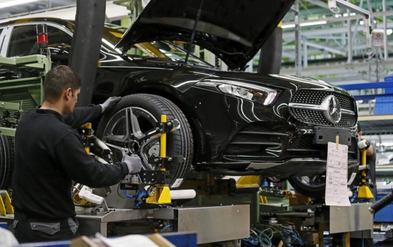 MERCEDES-BENZ RECOLHE NA CHINA MAIS DE 660 MIL VEÍCULOS EM RISCO DE VAZAR ÓLEO