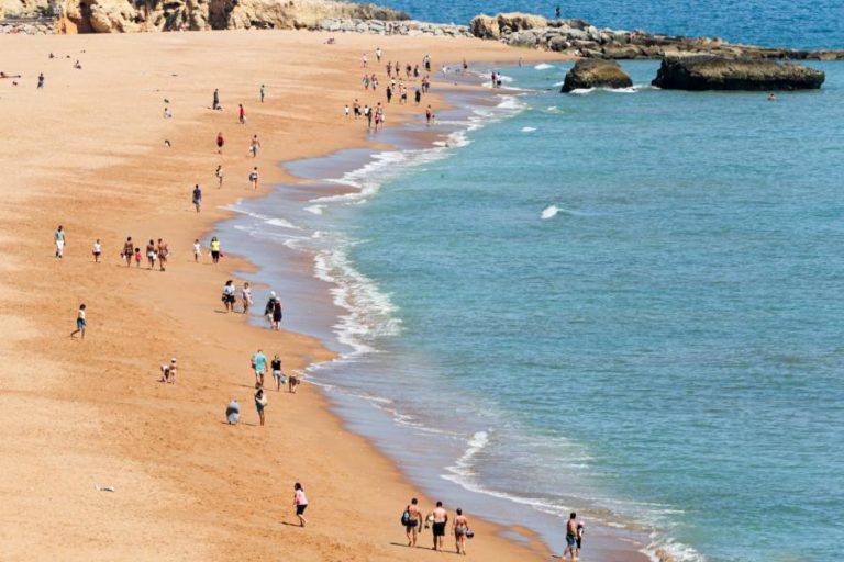 ALBUFEIRA ALERTA BANHISTAS PARA RISCOS DA PANDEMIA E DE QUEDA DAS ARRIBAS
