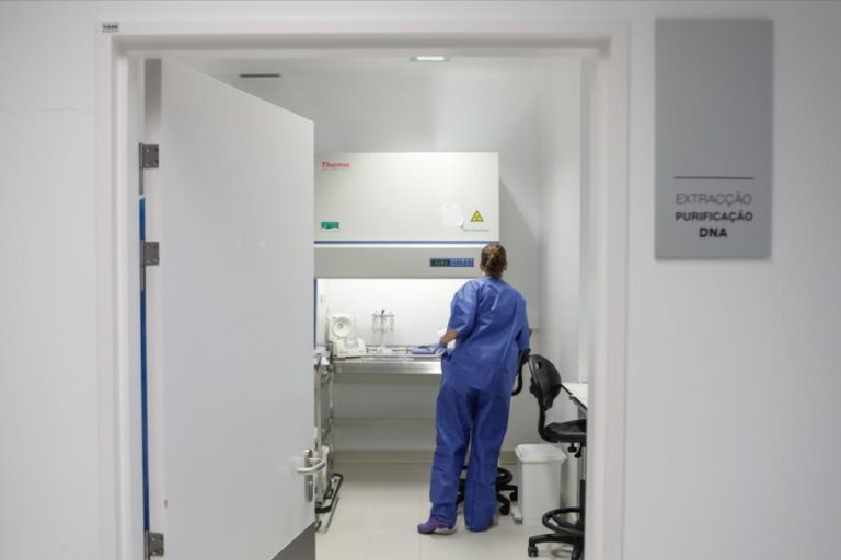 COVID-19: UNIVERSIDADE DE COIMBRA QUER PREVENIR TRANSMISSÃO DO VÍRUS NO SNS