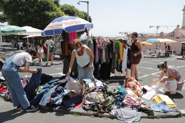 COVID-19: VENDEDORES DA FEIRA DA LADRA EM PROTESTO PELA REABERTURA DO ESPAÇO