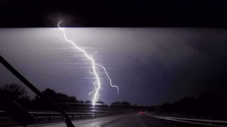 CERCA DE 13.500 DESCARGAS ELÉTRICAS EM 12 HORAS, MAIS DE 2.600 ATINGIRAM O SOLO – IPMA