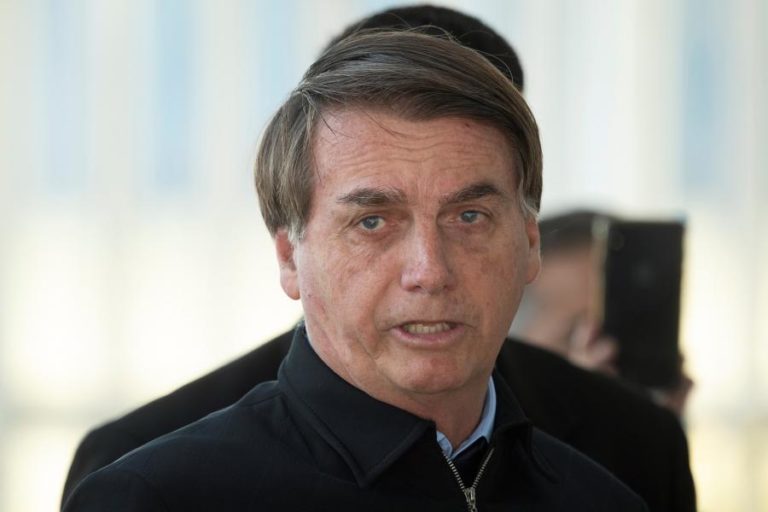 COVID-19: BOLSONARO VETA OBRIGATORIEDADE DO USO DE MÁSCARAS EM LOJAS E IGREJAS