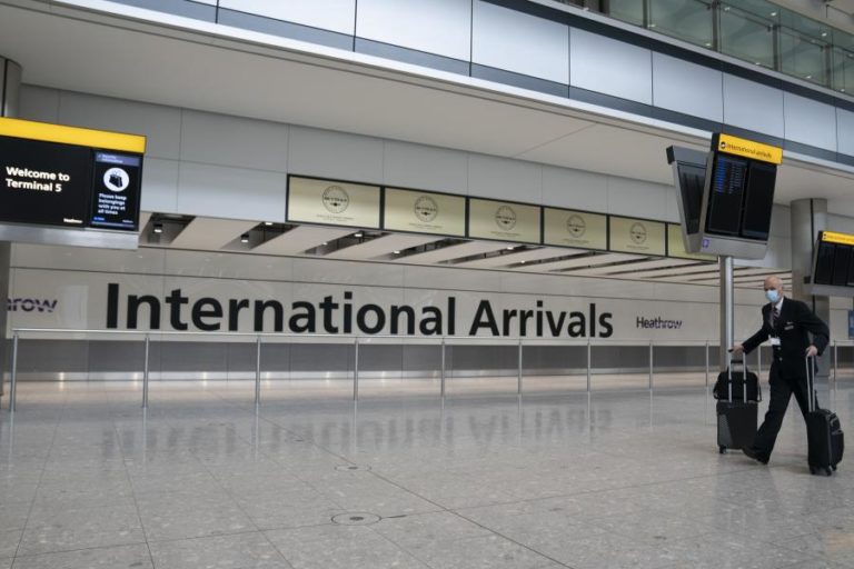 COVID-19: EPIDEMIÓLOGOS BRITÂNICOS DEFENDEM FIM DOS “CORREDORES DE VIAGEM”