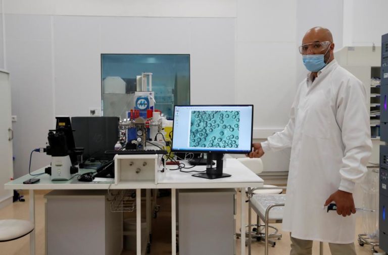 COVID-19: LABORATÓRIOS FRANCÊS E BRITÂNICO PROMETEM 60 MILHÕES DE VACINAS AO REINO UNIDO