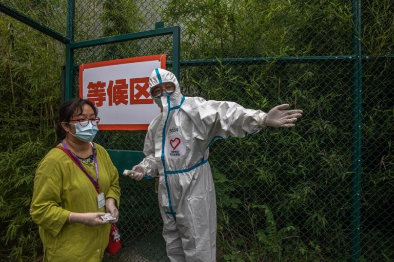 COVID-19: AUTORIDADES CHINESAS EXIGEM TESTE NEGATIVO E QUARENTENA A QUEM CHEGA DE HONG KONG