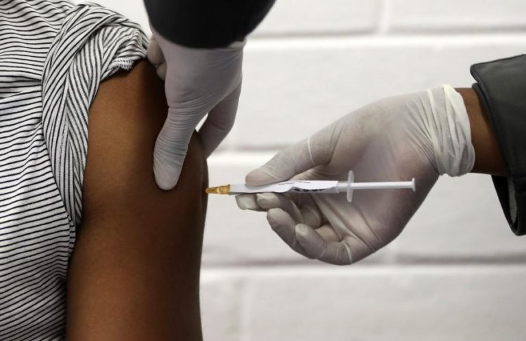 COVID-19: GOVERNO BRITÂNICO GARANTE 90 MILHÕES DE DOSES DE VACINAS ALEMÃ E FRANCESA