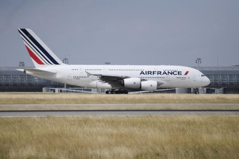 COVID-19: GRUPO AIR FRANCE VAI CORTAR QUASE 7.600 POSTOS DE TRABALHO ATÉ 2022