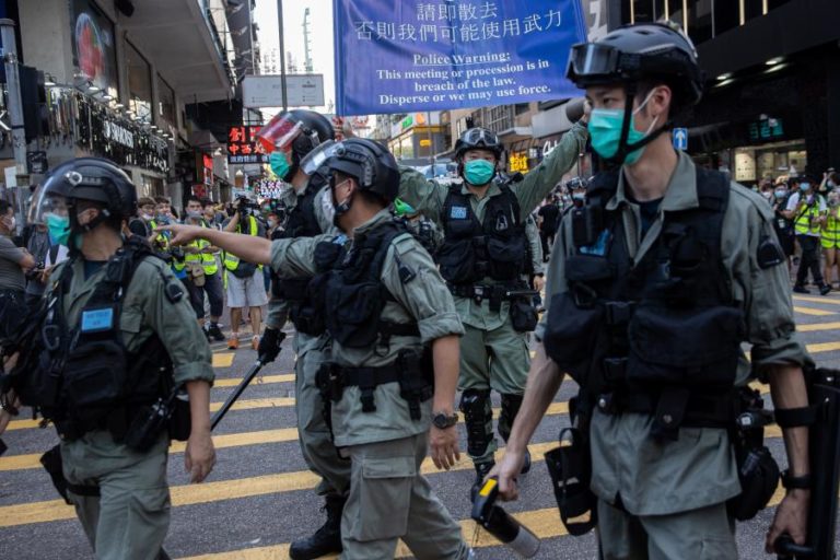 POLÍCIA USA JATOS DE CANHÃO DE ÁGUA PARA DISPERSAR MANIFESTANTES EM HONG KONG