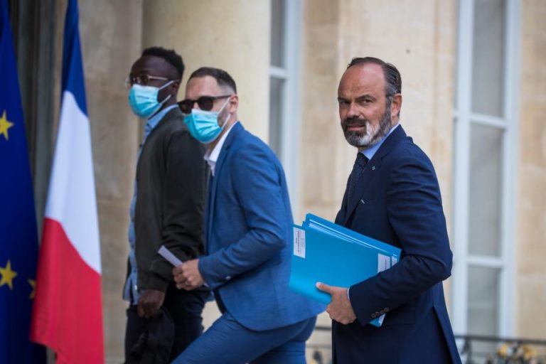 DEMITIU-SE PRIMEIRO-MINISTRO FRANCÊS