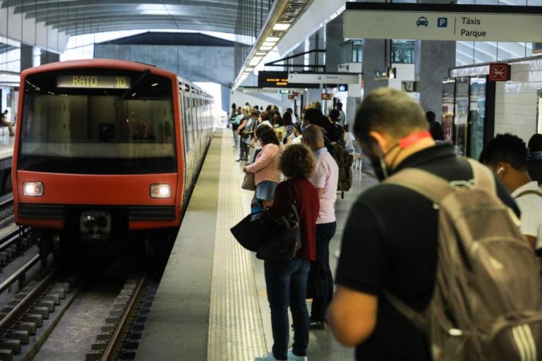COVID-19: AMT ADMITE SOBRELOTAÇÃO NOS TRANSPORTES PÚBLICOS E “AVALANCHE” DE UTILIZADORES