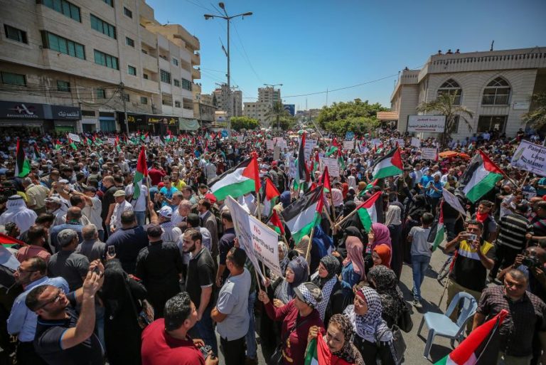 MILHARES DE PALESTINIANOS PROTESTAM CONTRA PLANO DE ANEXAÇÃO DE PARTE DA CISJORDÂNIA