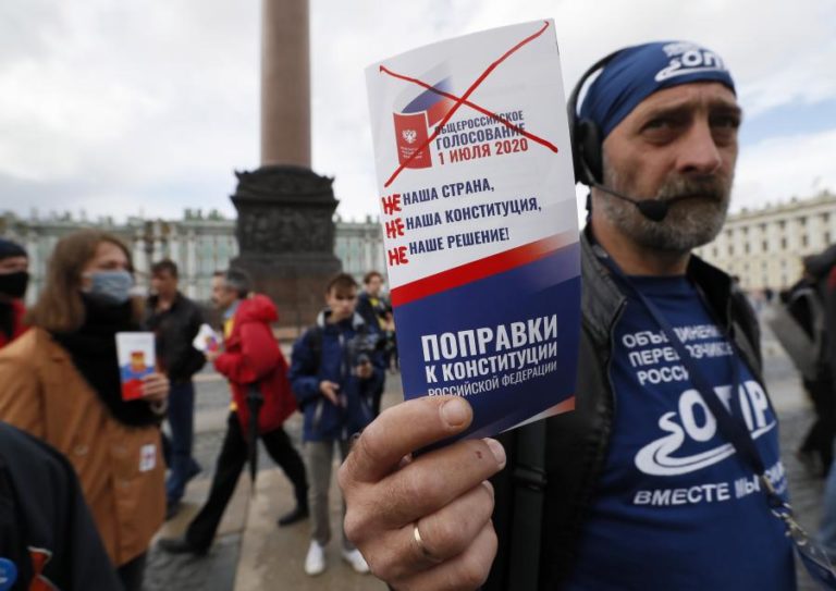 OPOSIÇÃO RUSSA PROTESTA CONTRA REFERENDO CONSTITUCIONAL PRÓ VLADIMIR PUTIN