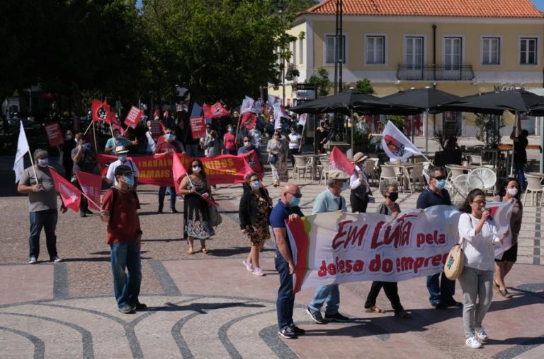 COVID-19: CERCA DE 400 PESSOAS MARCHAM EM SETÚBAL POR MEDIDAS QUE GARANTAM EMPREGO