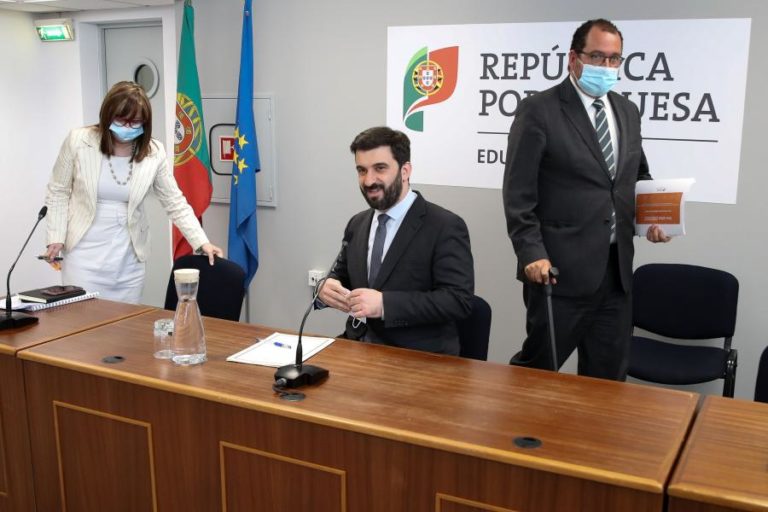 GOVERNO VAI SUSPENDER DEVOLUÇÃO DOS MANUAIS ESCOLARES