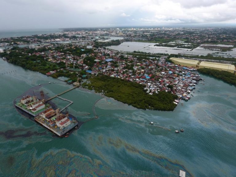 MAIS DE 400 PESSOAS EVACUADAS DE UMA ALDEIA NAS FILIPINAS APÓS DERRAME DE PETRÓLEO