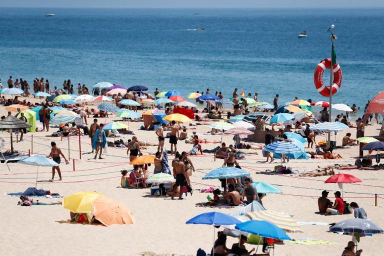 COVID-19: UTENTES DA PRAIA DE MANTA ROTA QUEIXAM-SE DO INCUMPRIMENTO DE REGRAS